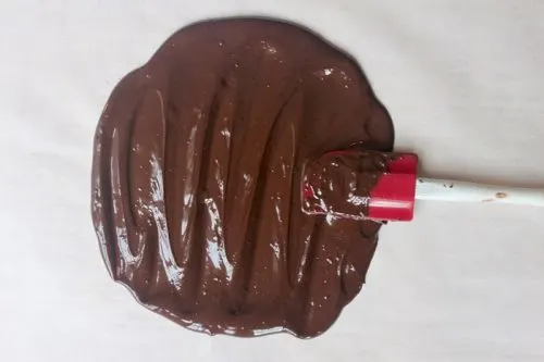 https://feedthemwisely.com/wp-content/uploads/2017/12/smoothing-out-chocolate-spatula-1-500x333.jpg.webp