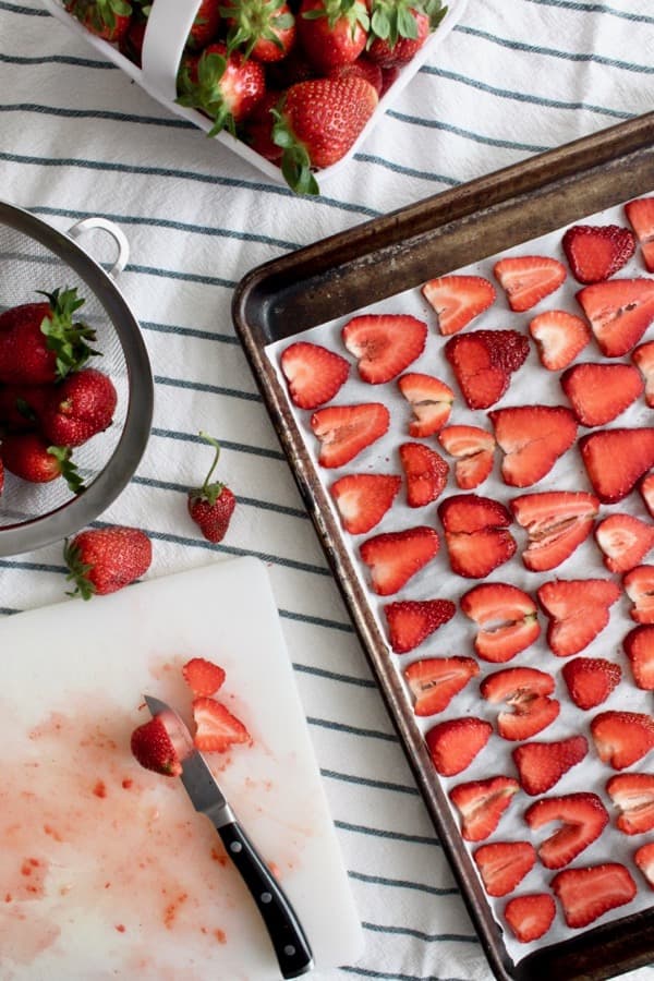 uniformly slice strawberries to make dried strawberries in the oven